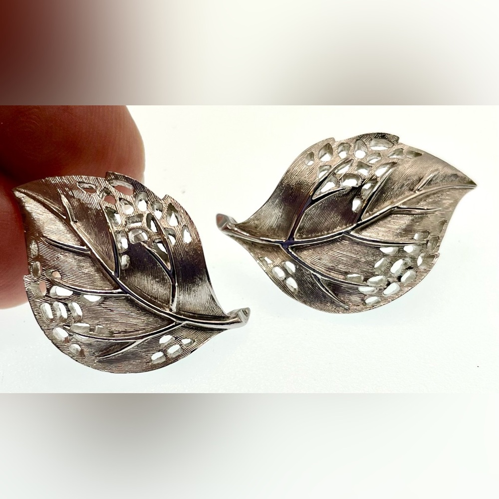 Vintage Signed Trifari Textured Silver Tone Cut Out Leaf Design Clip On Earrings